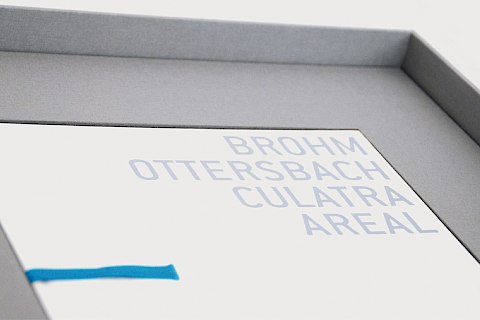 Brohm | Ottersbach | Kassette mit eingelegtem Buch | Design | Buchgestaltung | Sehsam | Leipzig | Designagentur | Markenagentur | Kreativagentur | Grafikdesign | Corporate Design | Corporate Identity | Markenstrategie | Markendesign | Markenanwendung | Gestaltung