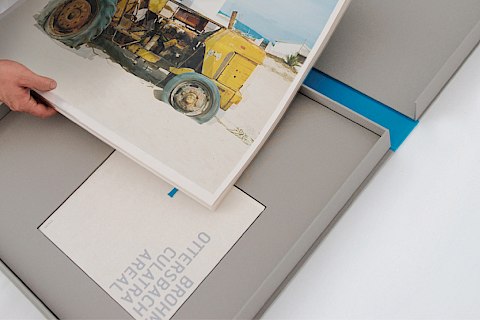 Brohm | Ottersbach | Kassette mit Fotografien und eingelegtem Buch | Design | Buchgestaltung | Sehsam | Leipzig | Designagentur | Markenagentur | Kreativagentur | Grafikdesign | Corporate Design | Corporate Identity | Markenstrategie | Markendesign | Markenanwendung | Gestaltung