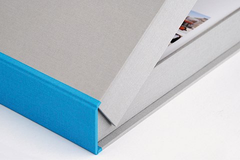 Brohm | Ottersbach | Leinenkassette mit blauem Rücken | Design | Buchgestaltung | Sehsam | Leipzig | Designagentur | Markenagentur | Kreativagentur | Grafikdesign | Corporate Design | Corporate Identity | Markenstrategie | Markendesign | Markenanwendung | Gestaltung