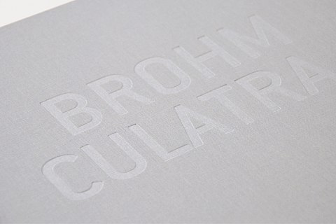 Brohm | Ottersbach | Titelprägung Leinenkassette | Design | Buchgestaltung | Sehsam | Leipzig | Designagentur | Markenagentur | Kreativagentur | Grafikdesign | Corporate Design | Corporate Identity | Markenstrategie | Markendesign | Markenanwendung | Gestaltung