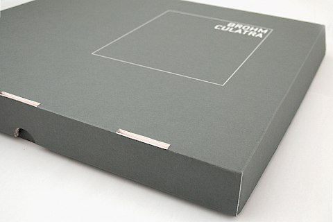 Brohm | Ottersbach | Verpackung Karton aus Wellpappe | Design | Buchgestaltung | Sehsam | Leipzig | Designagentur | Markenagentur | Kreativagentur | Grafikdesign | Corporate Design | Corporate Identity | Markenstrategie | Markendesign | Markenanwendung | Gestaltung