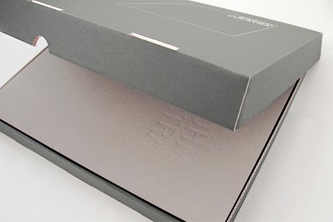 Brohm | Ottersbach | Karton mit eingelegter Leinenkassette | Design | Buchgestaltung | Sehsam | Leipzig | Designagentur | Markenagentur | Kreativagentur | Grafikdesign | Corporate Design | Corporate Identity | Markenstrategie | Markendesign | Markenanwendung | Gestaltung