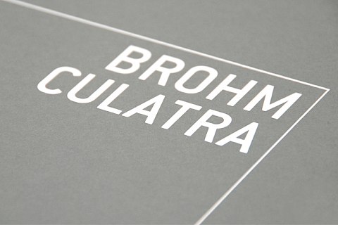 Brohm | Ottersbach | Titel Verpackungskarton | Design | Buchgestaltung | Sehsam | Leipzig | Designagentur | Markenagentur | Kreativagentur | Grafikdesign | Corporate Design | Corporate Identity | Markenstrategie | Markendesign | Markenanwendung | Gestaltung