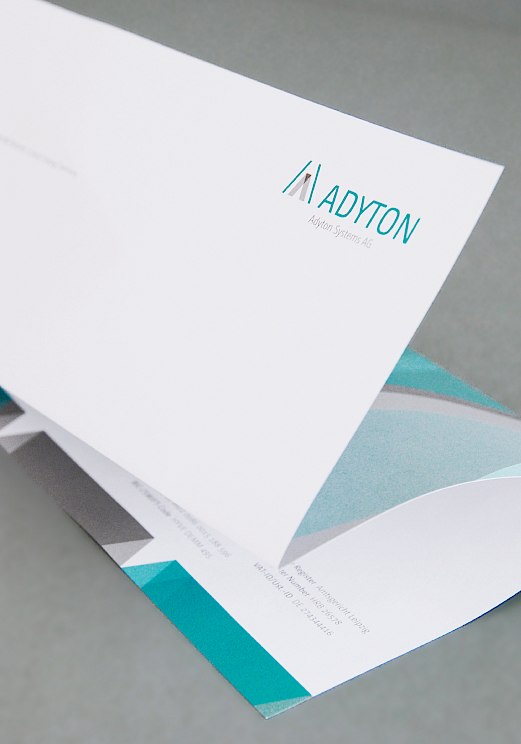 Adyton Systems | Briefpapier gefaltet | Briefbogen | Startup | Sehsam | Leipzig | Designagentur | Markenagentur | Kreativagentur | Grafikdesign | Corporate Design | Corporate Identity | Markenstrategie | Markendesign | Markenanwendung | Gestaltung