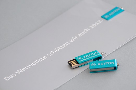 Adyton Systems | Merchandising | Neujahrsmailing mit USB-Stick | Werbemittel | Startup | Sehsam | Leipzig | Designagentur | Markenagentur | Kreativagentur | Grafikdesign | Corporate Design | Corporate Identity | Markenstrategie | Markendesign | Markenanwendung | Gestaltung