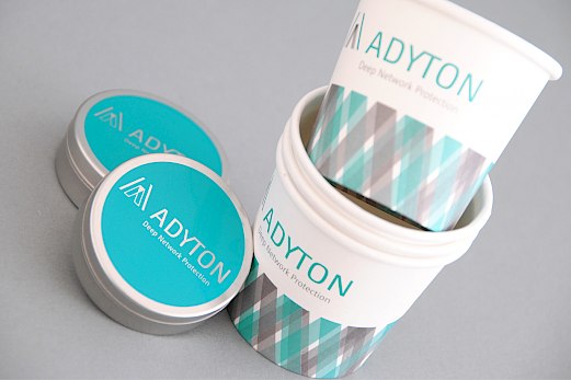 Adyton Systems | Merchandising | Bonbondose und Espressobecher | Werbemittel | Startup | Sehsam | Leipzig | Designagentur | Markenagentur | Kreativagentur | Grafikdesign | Corporate Design | Corporate Identity | Markenstrategie | Markendesign | Markenanwendung | Gestaltung