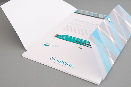 Adyton Systems | Sammelmappe mit Datenblättern | Startup | Sehsam | Leipzig | Designagentur | Markenagentur | Kreativagentur | Grafikdesign | Corporate Design | Corporate Identity | Markenstrategie | Markendesign | Markenanwendung | Gestaltung