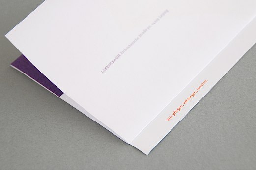 Lebensbaum | Ambulanter Pflegedienst | gefaltetes Briefpapier mit Claim | Sehsam | Leipzig | Designagentur | Markenagentur | Kreativagentur | Grafikdesign | Corporate Design | Corporate Identity | Markenstrategie | Markendesign | Markenanwendung | Gestaltung