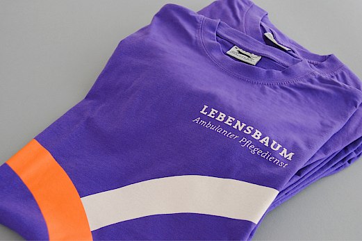 Lebensbaum | Ambulanter Pflegedienst |  Mitarbeiter T-Shirts | Sehsam | Leipzig | Designagentur | Markenagentur | Kreativagentur | Grafikdesign | Corporate Design | Corporate Identity | Markenstrategie | Markendesign | Markenanwendung | Gestaltung