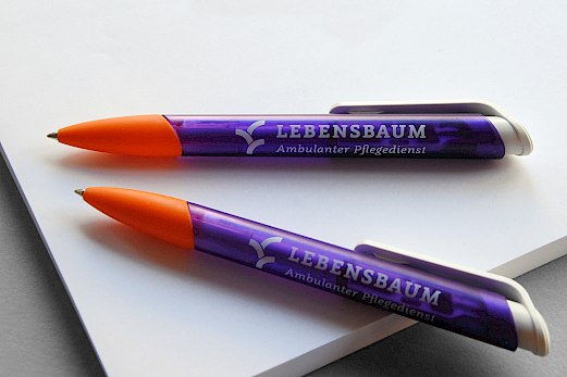 Lebensbaum | Ambulanter Pflegedienst | Merchandising | Kugelschreiber | Sehsam | Leipzig | Designagentur | Markenagentur | Kreativagentur | Grafikdesign | Corporate Design | Corporate Identity | Markenstrategie | Markendesign | Markenanwendung | Gestaltung