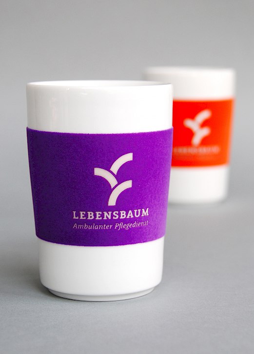 Lebensbaum | Ambulanter Pflegedienst | Merchandising | Kahla Tasse mit lasergraviertem Logo | Sehsam | Leipzig | Designagentur | Markenagentur | Kreativagentur | Grafikdesign | Corporate Design | Corporate Identity | Markenstrategie | Markendesign | Markenanwendung | Gestaltung