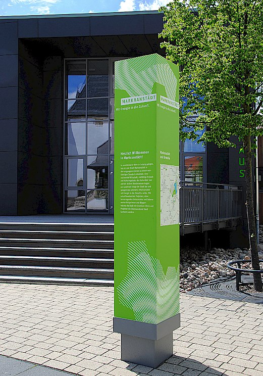 Stadt Markranstädt | Info-Stele mit Logo | Sehsam | Leipzig | Designagentur | Markenagentur | Kreativagentur | Grafikdesign | Corporate Design | Corporate Identity | Markenstrategie | Markendesign | Markenanwendung | Gestaltung