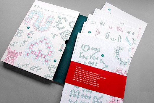 Letterlap | Janine Thaler | Buchgestaltung | Stickmusterfaltblätter mit Banderole | Design | Buchgestaltung | Sehsam | Leipzig | Designagentur | Markenagentur | Kreativagentur | Grafikdesign | Corporate Design | Corporate Identity | Markenstrategie | Markendesign | Markenanwendung | Gestaltung