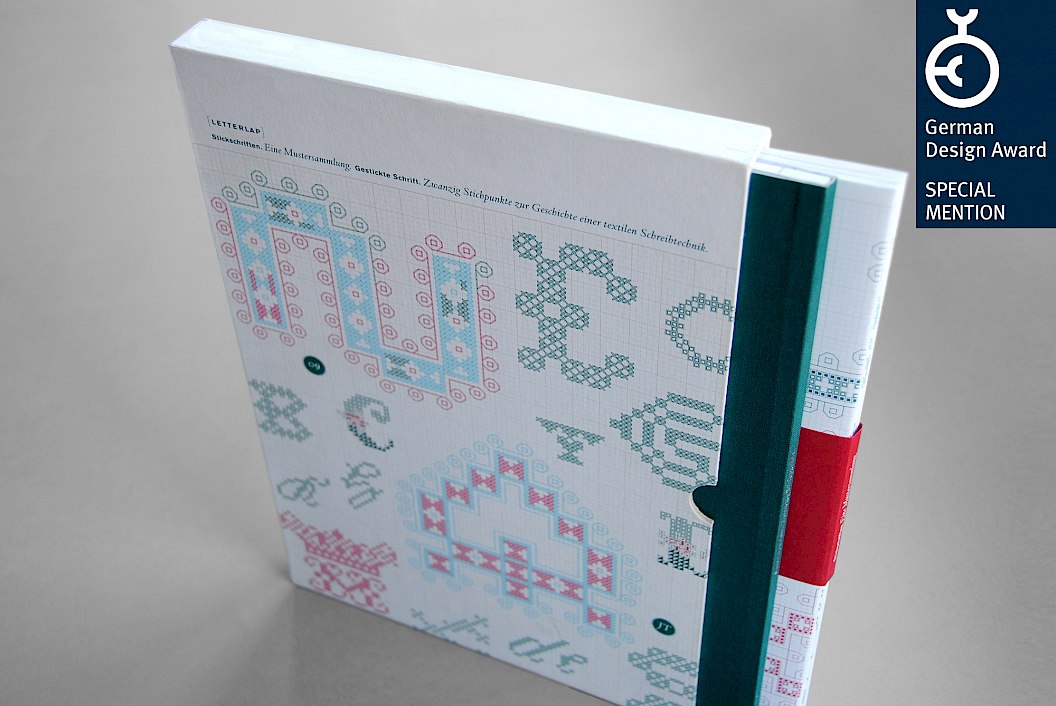 Letterlap | Janine Thaler | Buchgestaltung | Schuber mit Faltblättern und Broschur | prämiert mit dem German Design Award 2015 in der Kategorie Special Mention | Design | Buchgestaltung | Sehsam | Leipzig | Designagentur | Markenagentur | Kreativagentur | Grafikdesign | Corporate Design | Corporate Identity | Markenstrategie | Markendesign | Markenanwendung | Gestaltung