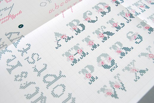 Letterlap | Janine Thaler | Buchgestaltung | Stickmusterschrift in der Detailansicht | Design | Buchgestaltung | Sehsam | Leipzig | Designagentur | Markenagentur | Kreativagentur | Grafikdesign | Corporate Design | Corporate Identity | Markenstrategie | Markendesign | Markenanwendung | Gestaltung