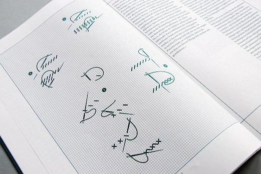 Letterlap | Janine Thaler | Buchgestaltung | Doppelseite der Begleitbroschüre im Detail | Stickstiche | Design | Buchgestaltung | Sehsam | Leipzig | Designagentur | Markenagentur | Kreativagentur | Grafikdesign | Corporate Design | Corporate Identity | Markenstrategie | Markendesign | Markenanwendung | Gestaltung