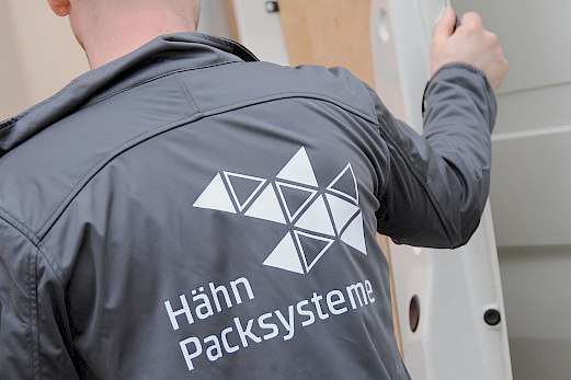 Hähn Packsysteme | Mitarbeiterkleidung | Jacke mit Firmenlogo | Sehsam | Leipzig | Designagentur | Markenagentur | Kreativagentur | Grafikdesign | Corporate Design | Corporate Identity | Markenstrategie | Markendesign | Markenanwendung | Gestaltung