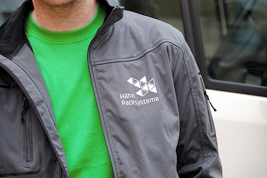 Hähn Packsysteme | Mitarbeiterkleidung | T-Shirt und Jacke mit Firmenlogo | Sehsam | Leipzig | Designagentur | Markenagentur | Kreativagentur | Grafikdesign | Corporate Design | Corporate Identity | Markenstrategie | Markendesign | Markenanwendung | Gestaltung