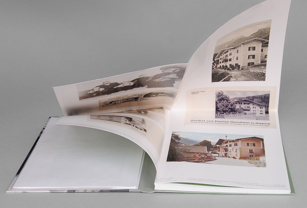 Buchgestaltung mit Ausklappseiten | Michael Mauracher | Und ein fremdes Mädchen | Einband | prämiert mit dem German Design Award 2015 in der Kategorie Special Mention | Design | Buchgestaltung | Sehsam | Leipzig | Designagentur | Markenagentur | Kreativagentur | Grafikdesign | Corporate Design | Corporate Identity | Markenstrategie | Markendesign | Markenanwendung | Gestaltung