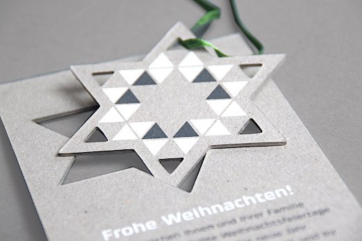 Hähn Packsysteme | Kundenmailing | Karte mit herauslösbarem Weihnachtsbaumanhänger Stern | Sehsam | Leipzig | Designagentur | Markenagentur | Kreativagentur | Grafikdesign | Corporate Design | Corporate Identity | Markenstrategie | Markendesign | Markenanwendung | Gestaltung