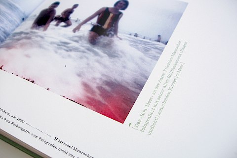 Detail Typografie Bildunterschriften | Michael Mauracher | Und ein fremdes Mädchen | Einband | prämiert mit dem German Design Award 2015 in der Kategorie Special Mention | Design | Buchgestaltung | Sehsam | Leipzig | Designagentur | Markenagentur | Kreativagentur | Grafikdesign | Corporate Design | Corporate Identity | Markenstrategie | Markendesign | Markenanwendung | Gestaltung
