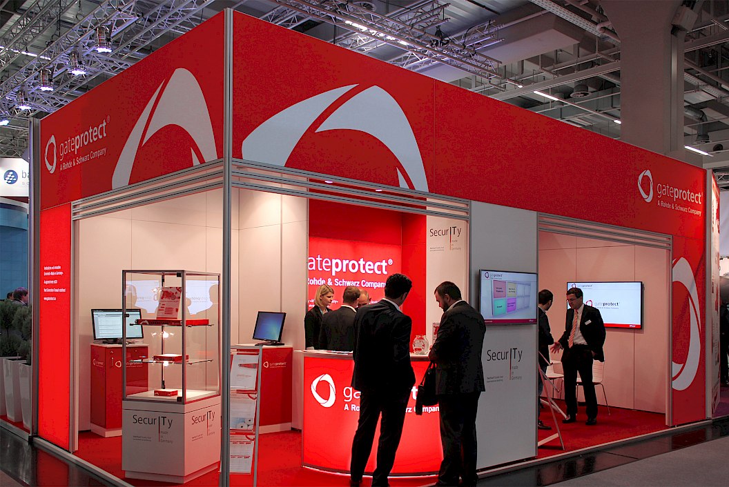 Gesamtansicht des Messestandes | Gateprotect | Messestand | Marke im Raum | Sehsam | Leipzig | Designagentur | Markenagentur | Kreativagentur | Grafikdesign | Corporate Design | Corporate Identity | Markenstrategie | Markendesign | Markenanwendung | Gestaltung