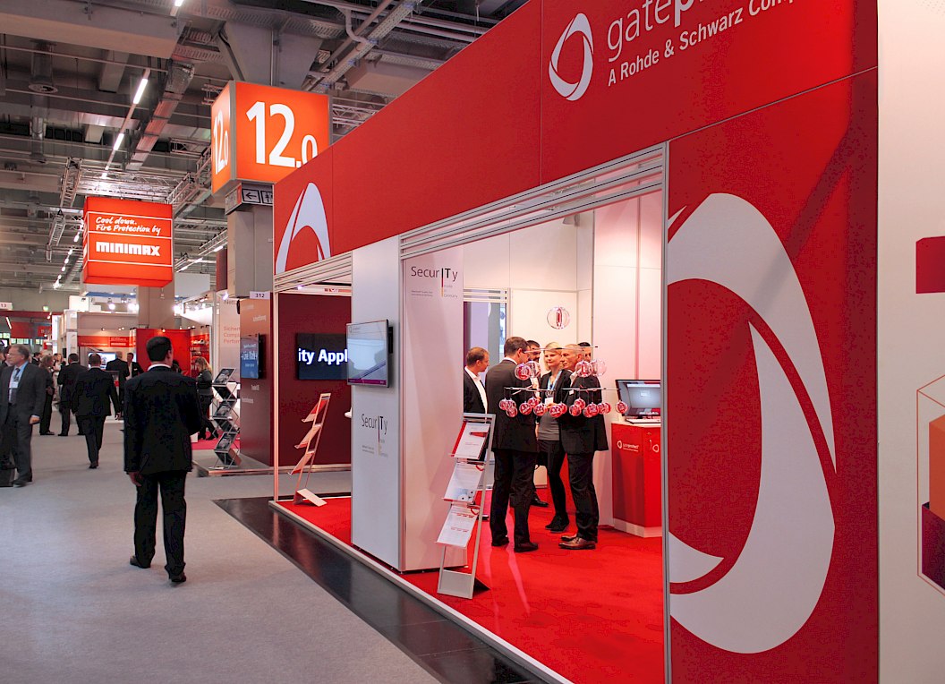 Seitenansicht des Messeauftrittes | Gateprotect | Messestand | Marke im Raum | Sehsam | Leipzig | Designagentur | Markenagentur | Kreativagentur | Grafikdesign | Corporate Design | Corporate Identity | Markenstrategie | Markendesign | Markenanwendung | Gestaltung