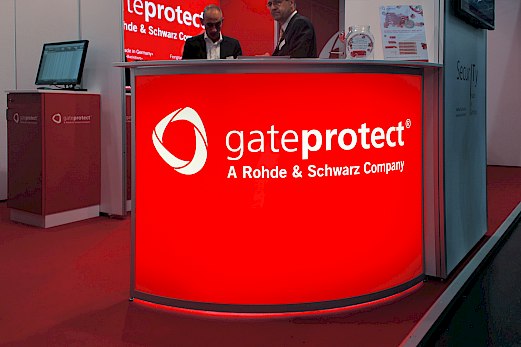 Counter im Eingangsbereich | Gateprotect | Messestand | Marke im Raum | Sehsam | Leipzig | Designagentur | Markenagentur | Kreativagentur | Grafikdesign | Corporate Design | Corporate Identity | Markenstrategie | Markendesign | Markenanwendung | Gestaltung