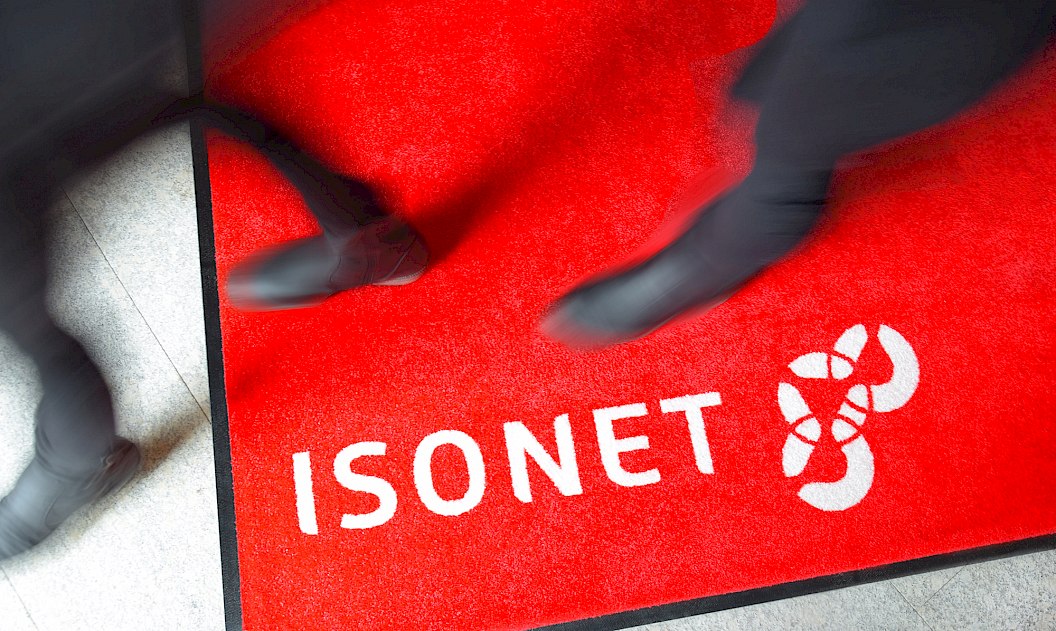 Isonet AG | Teppich mit Logoaufdruck, Logobrand | Sehsam | Leipzig | Designagentur | Markenagentur | Kreativagentur | Grafikdesign | Corporate Design | Corporate Identity | Markenstrategie | Markendesign | Markenanwendung | Gestaltung