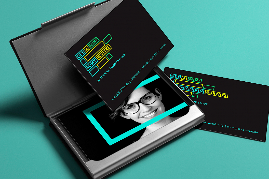get a MINT | Logo | Geschäftsaustattung | schwarze Visitenkarten mit Foto und Logo | Startup | Sehsam | Leipzig | Designagentur | Markenagentur | Kreativagentur | Grafikdesign | Corporate Design | Corporate Identity | Markenstrategie | Markendesign | Markenanwendung | Gestaltung