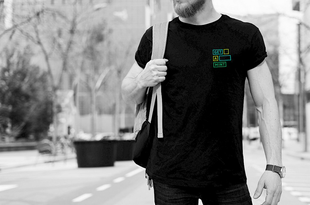 get a MINT | Werbemittel | Merchandising | schwarzes T-Shirt mit Logoaufdruck | Startup | Sehsam | Leipzig | Designagentur | Markenagentur | Kreativagentur | Grafikdesign | Corporate Design | Corporate Identity | Markenstrategie | Markendesign | Markenanwendung | Gestaltung