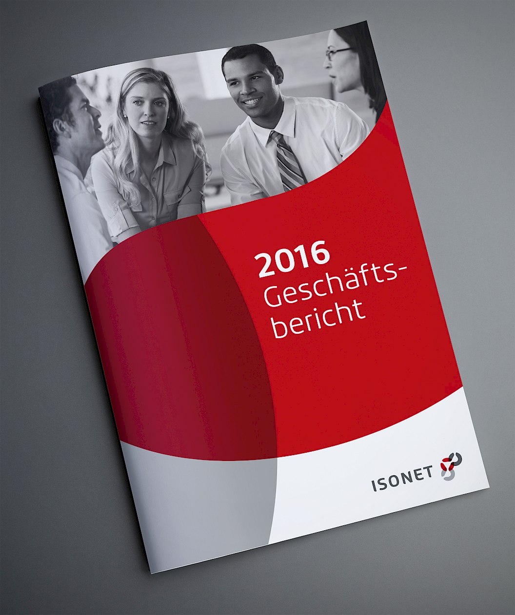Isonet AG | Printmedien | Geschäftsbericht als Broschüre | Bildsprache | Sehsam | Leipzig | Designagentur | Markenagentur | Kreativagentur | Grafikdesign | Corporate Design | Corporate Identity | Markenstrategie | Markendesign | Markenanwendung | Gestaltung